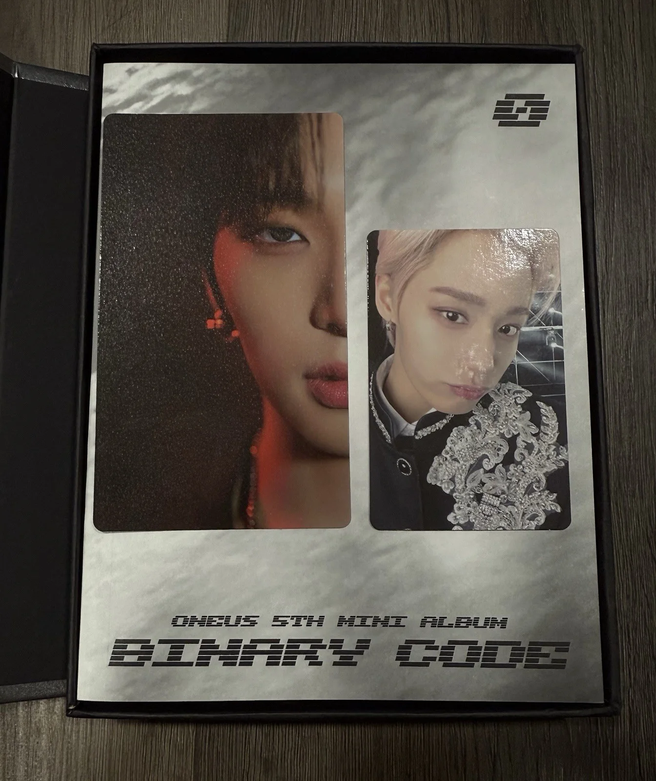 ONEUS 5th Mini Album Binary Code Autographed Original CD & Booklet, изображение 2