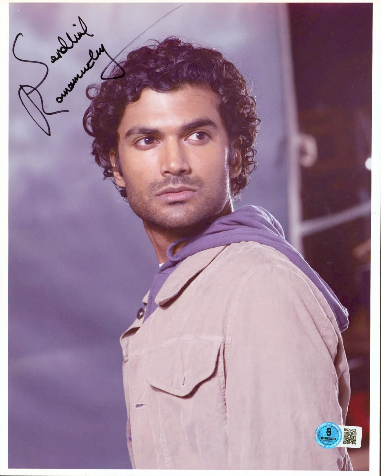 Sendhil Ramamurthy — Sendhil Ramamurthy Heroes Authentic Signed 8.5x11 Vertical Photo BAS #BS29453