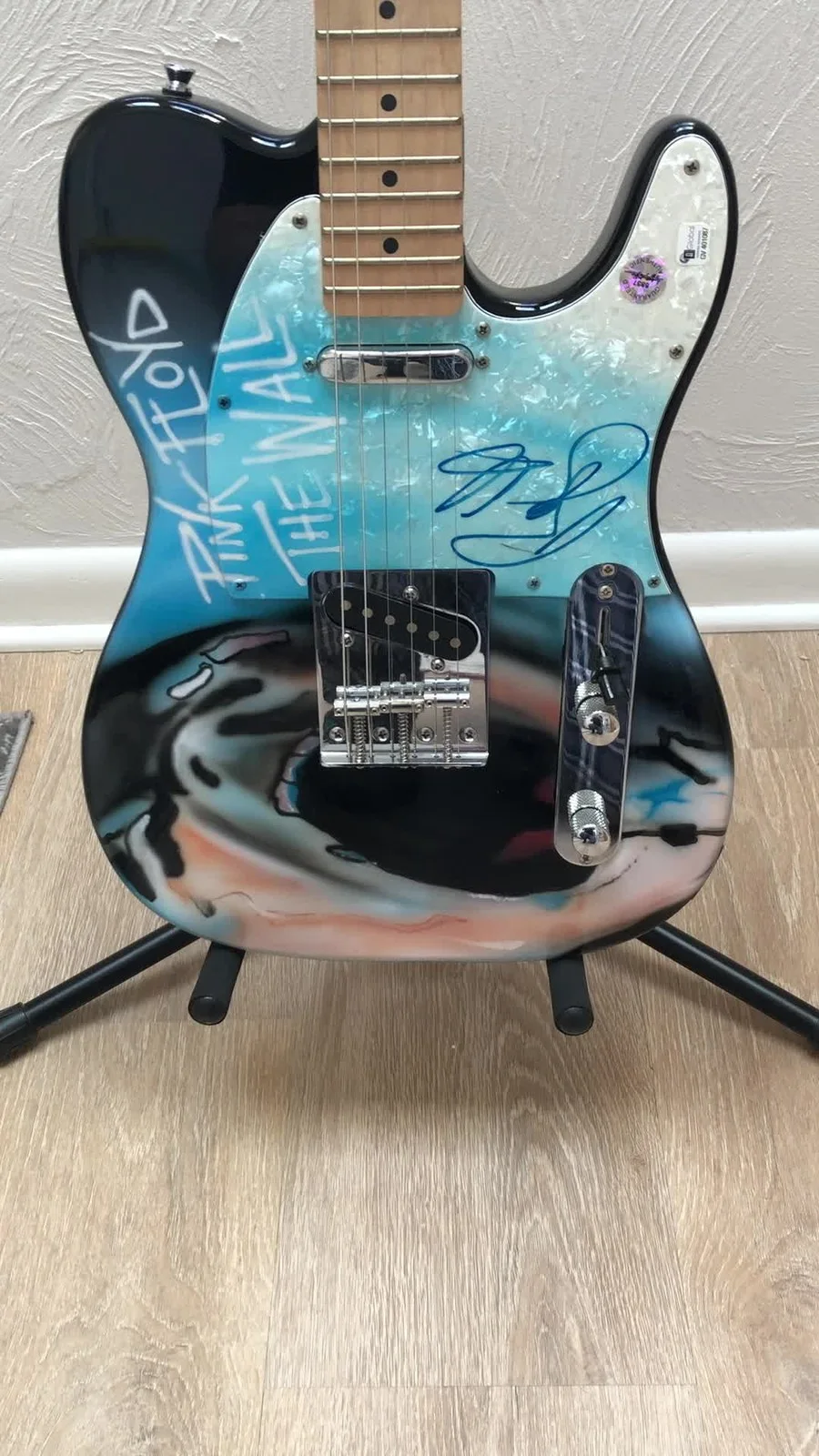 Roger Waters Signed One-of-a-Kind Custom Airbrushed “The Wall” guitar with COA, изображение 2