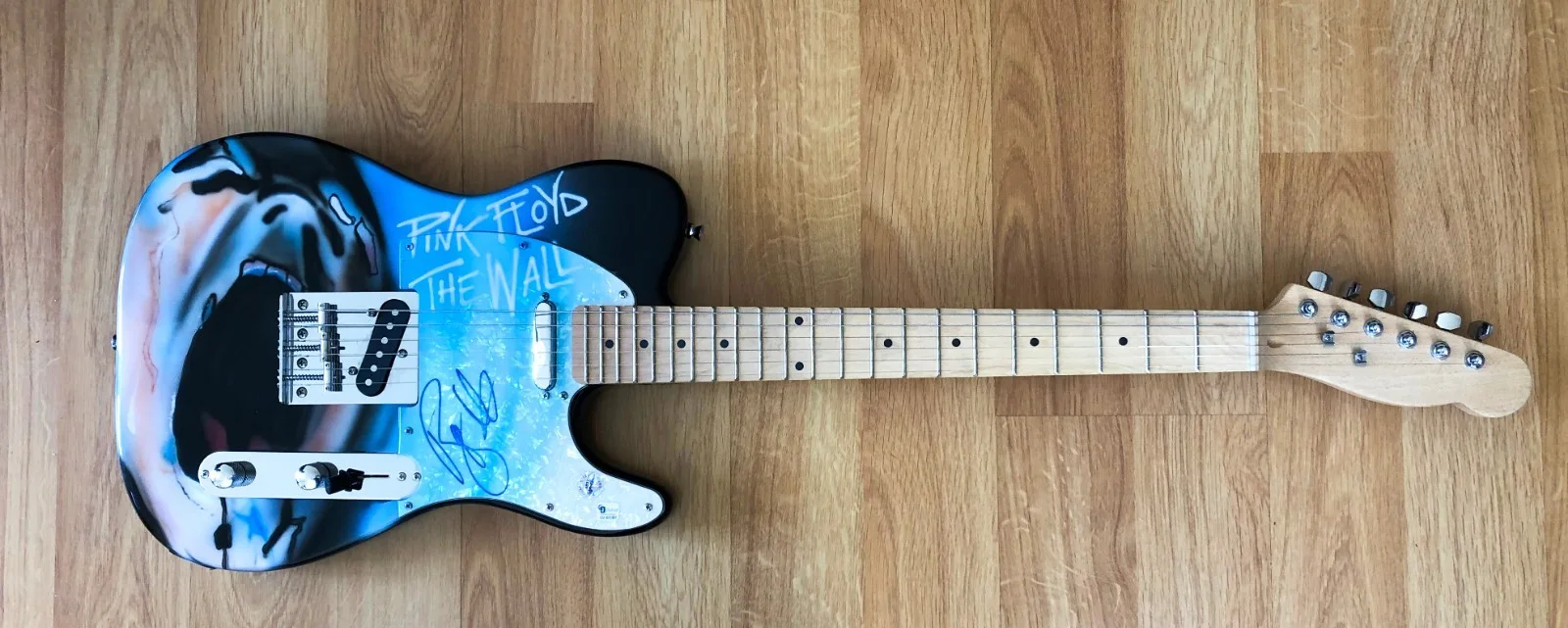 Roger Waters Signed One-of-a-Kind Custom Airbrushed “The Wall” guitar with COA, изображение 3