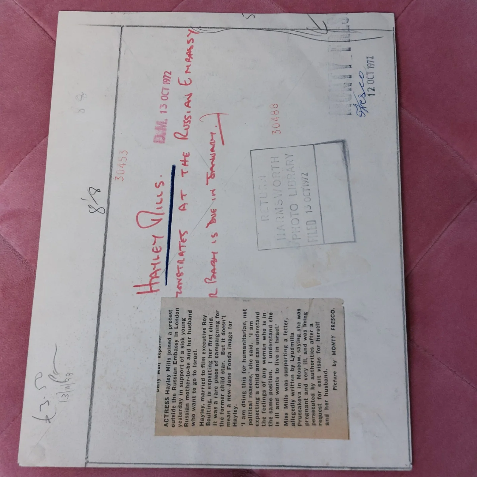 1972 Hayley Mills Pregnant Protest Photo - Russian Embassy Activism Monty Fresco, изображение 2