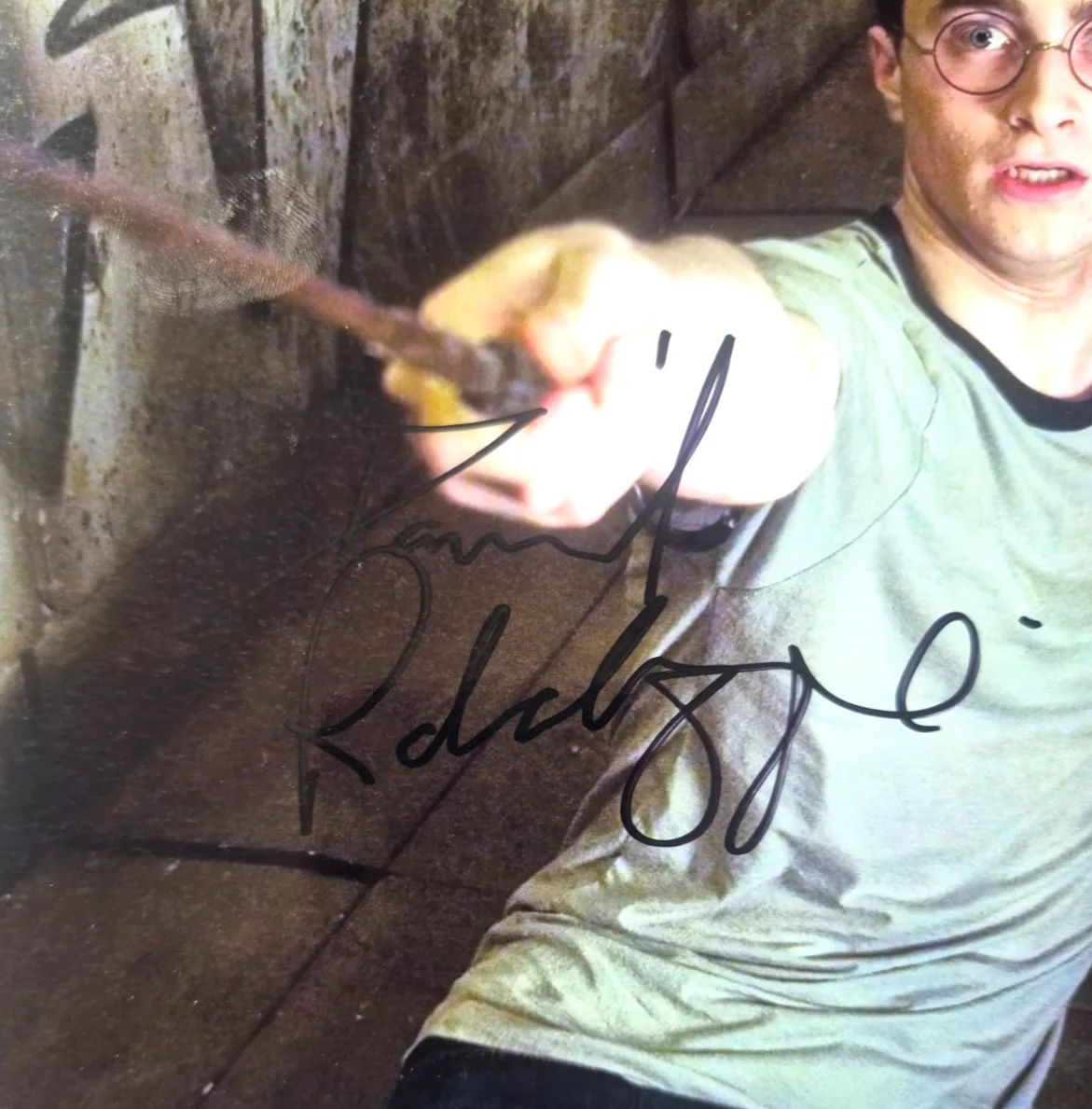 Daniel Radcliffe — DANIEL RADCLIFFE SIGNED AUTOGRAPH 8X10 PHOTO HARRY POTTER FULL SIG RARE BAS COA, изображение 2
