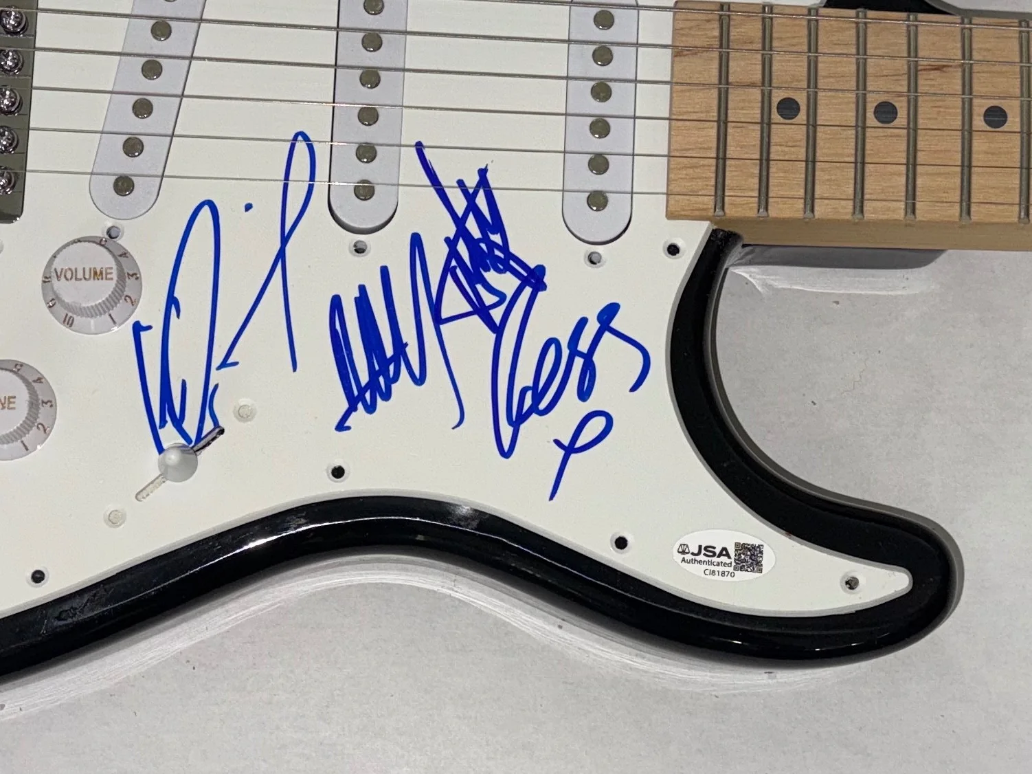 The 1975 Signed Autograph Electric Guitar Matty Healy Ross George Adam x4 JSA, image 4