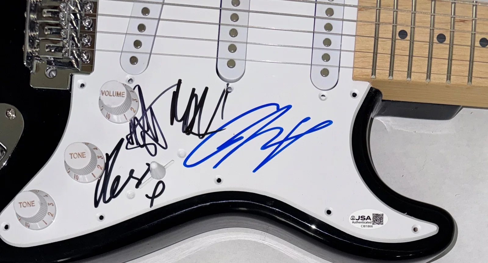 THE 1975 Signed Autograph Electric Guitar Matty Healy Full Band x4 JSA COA, image 5