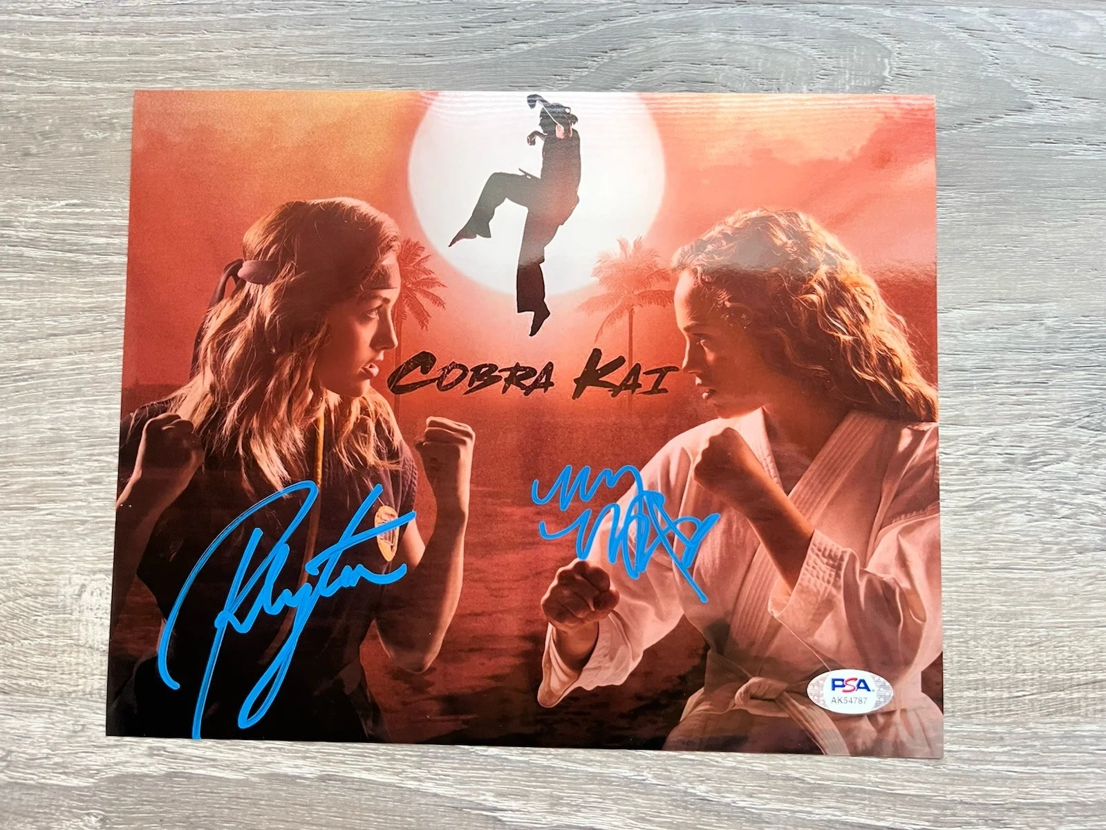 Peyton List Mary Mouser Signed Cobra Kai Metallic 8x10 Photo PSA COA, изображение 2