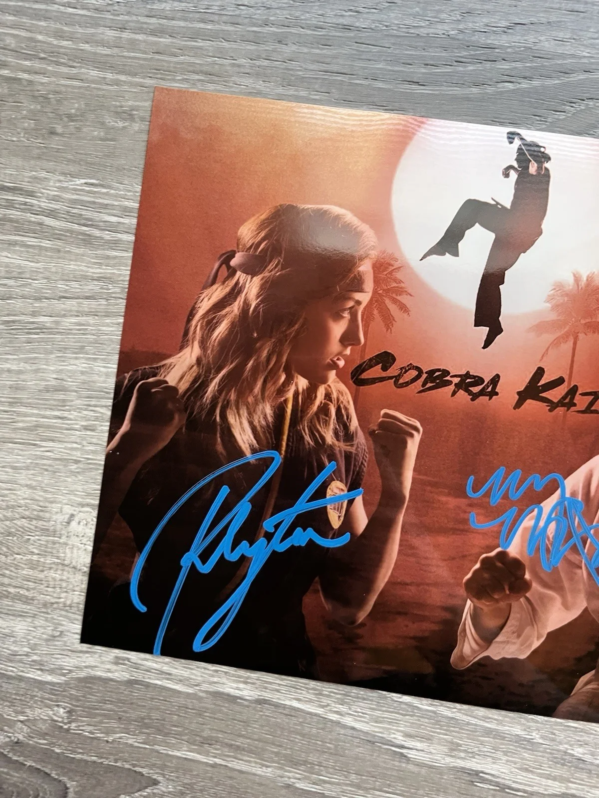 Peyton List Mary Mouser Signed Cobra Kai Metallic 8x10 Photo PSA COA, изображение 3