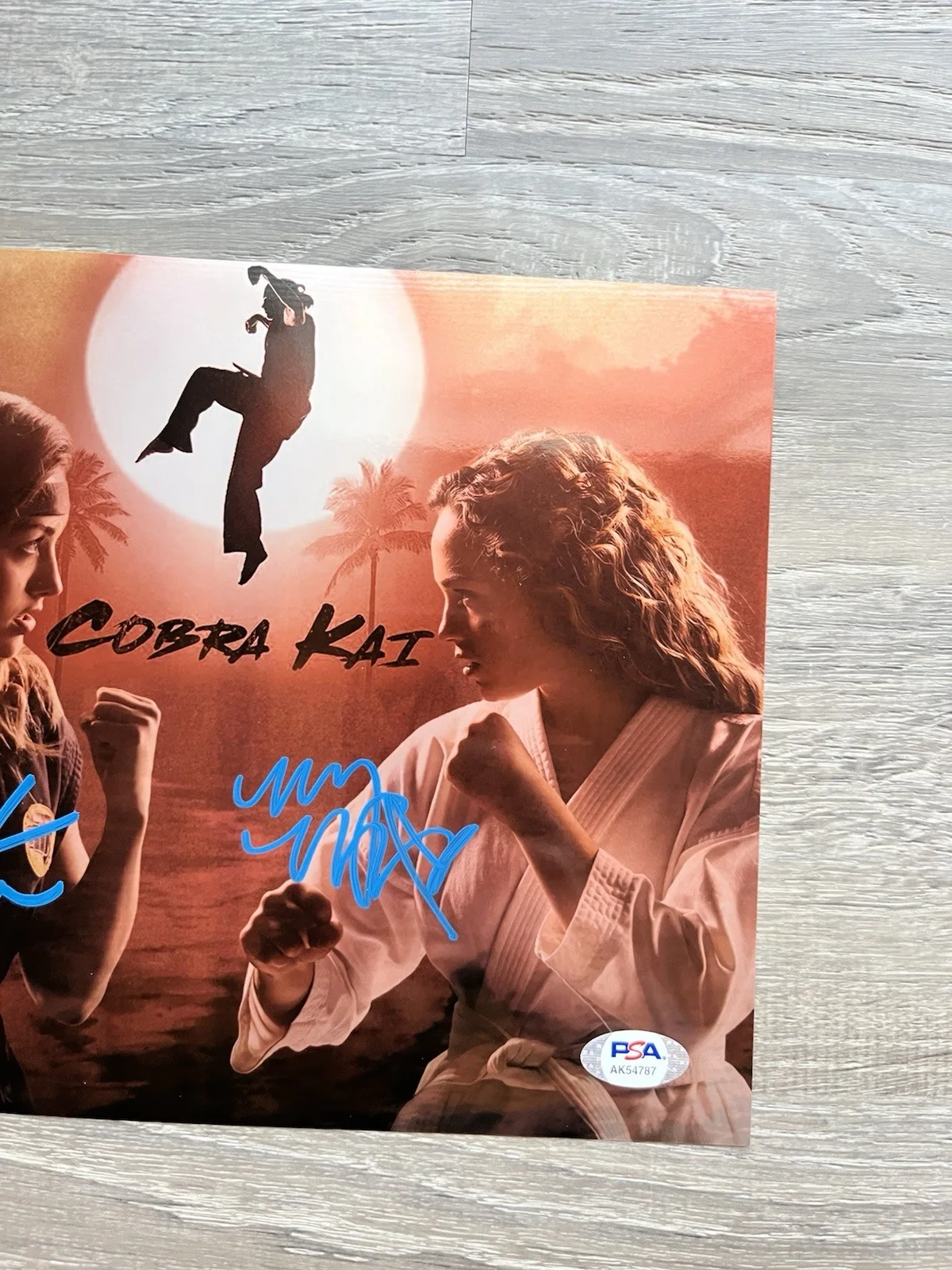 Peyton List Mary Mouser Signed Cobra Kai Metallic 8x10 Photo PSA COA, изображение 4