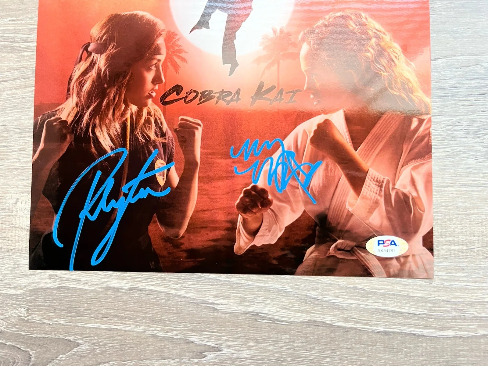 Peyton List Mary Mouser Signed Cobra Kai Metallic 8x10 Photo PSA COA, изображение 5