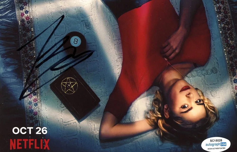 KIERNAN SHIPKA — Kiernan Shipka signed "CHILLING ADVENTURES OF SABRINA" 8x12 Photo PROOF e ACOA, изображение 4