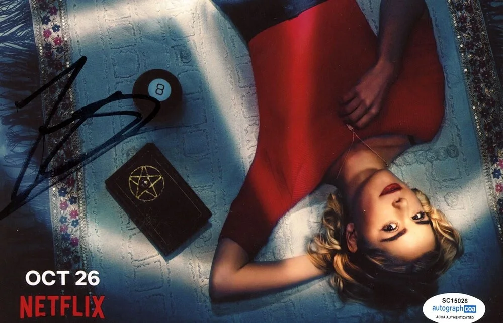 KIERNAN SHIPKA — Kiernan Shipka signed "CHILLING ADVENTURES OF SABRINA" 8x12 Photo PROOF c ACOA, изображение 4