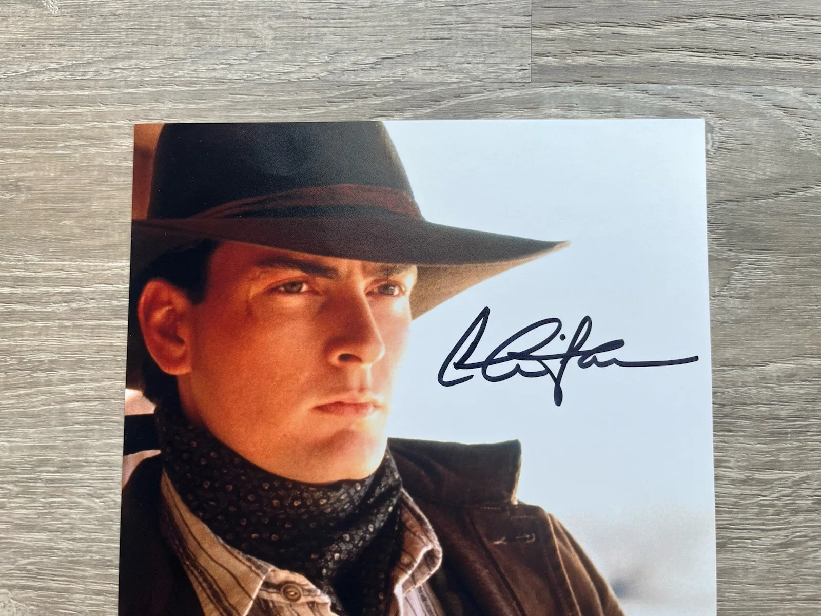 Charlie Sheen — Charlie Sheen Signed Young Guns 8x10 Photo JSA COA Dick Brewer, image 3