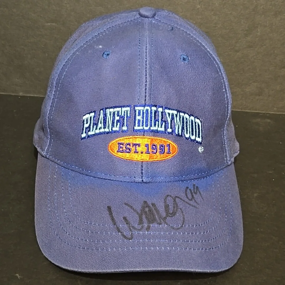 Willie Nelson — Willie Nelson Signed Autograph 1999 Planet Hollywood Hat Cap NO COA, image 2