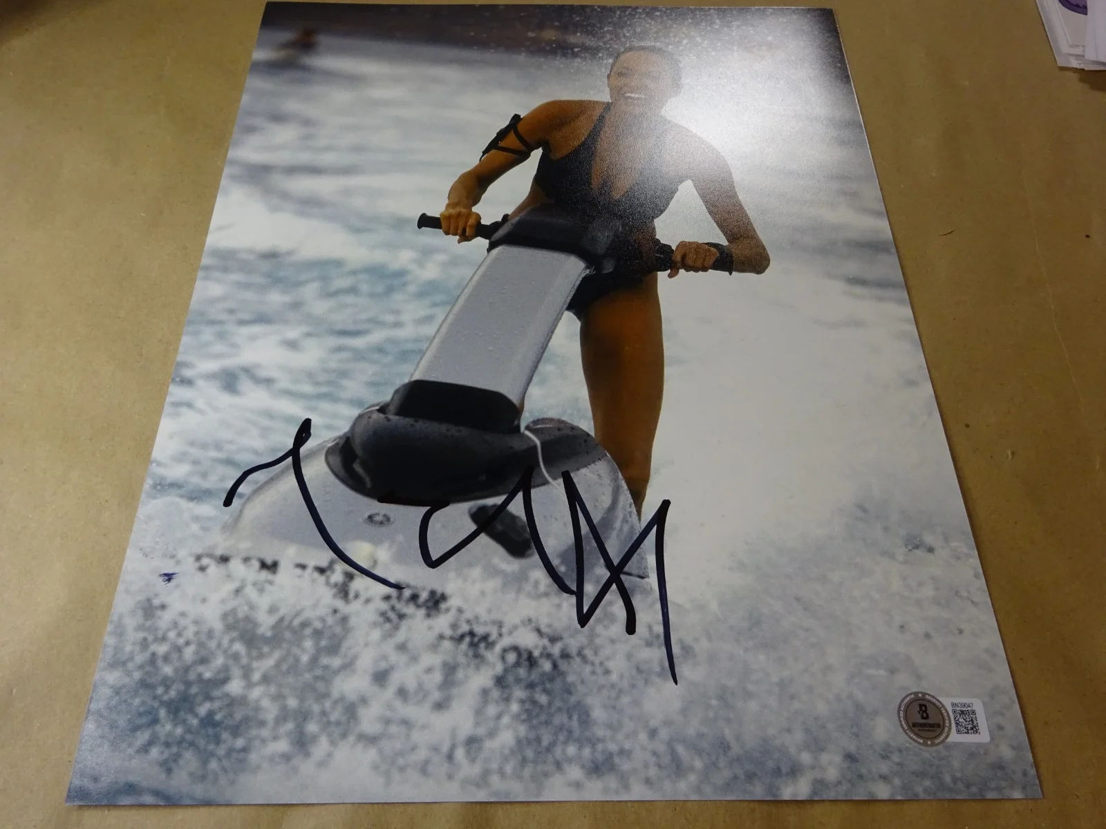Angelina Jolie — Signed Angelina Jolie Autographed 11"x14" Photo Tomb Raider Beckett BAS COA, изображение 2