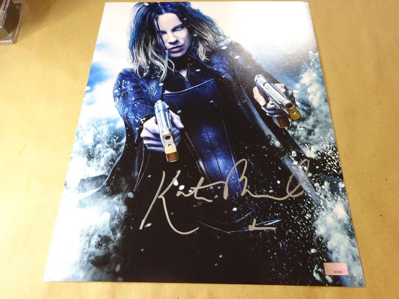 Kate Beckinsale — Signed Kate Beckinsale Autographed 11"x14" Photo Underworld Celebrity Auth. COA, изображение 2
