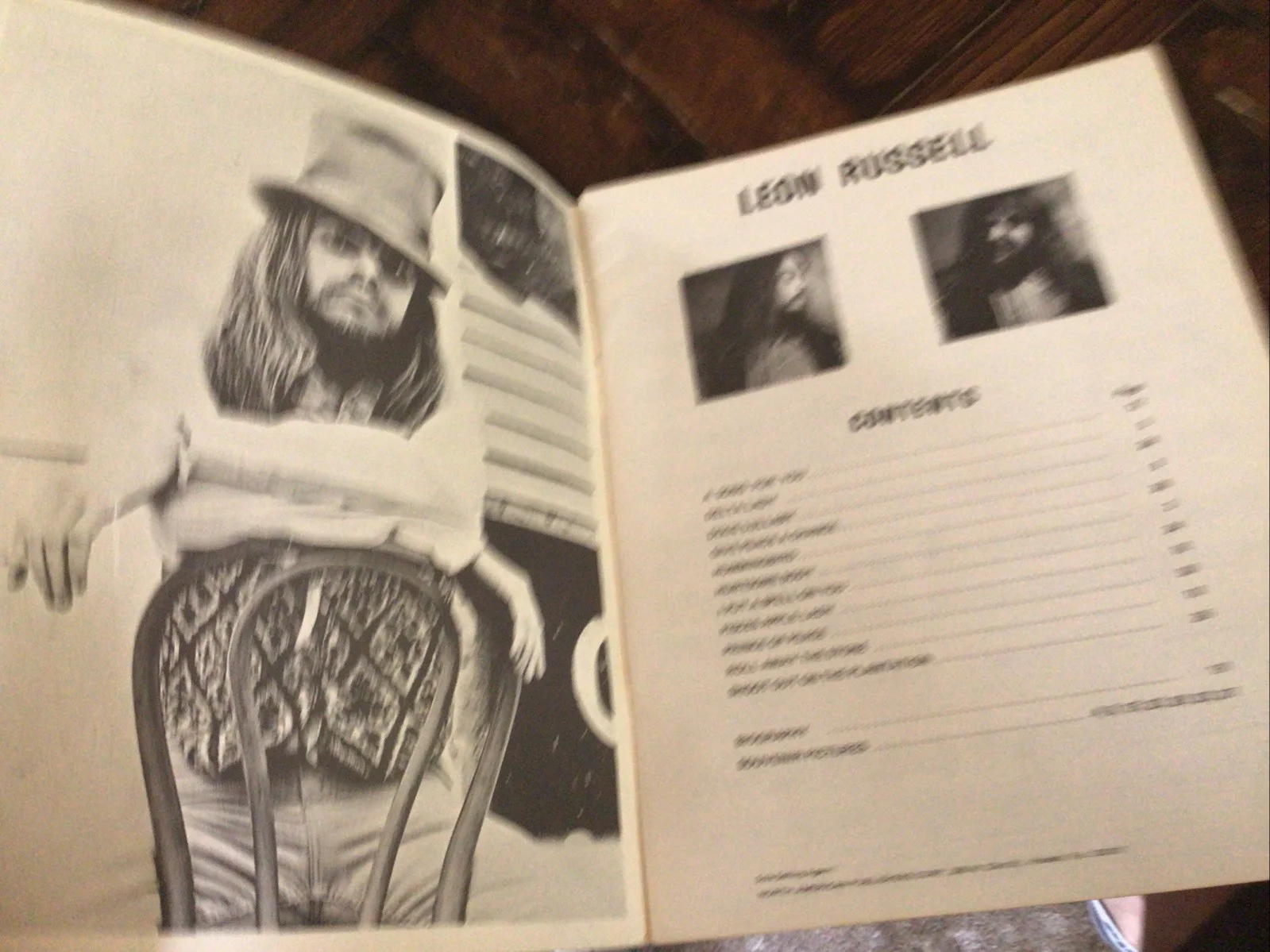 Vintage 1970 musician LEON RUSSELL hand Signed Souvenir illustrated SONGBOOK bio, изображение 3