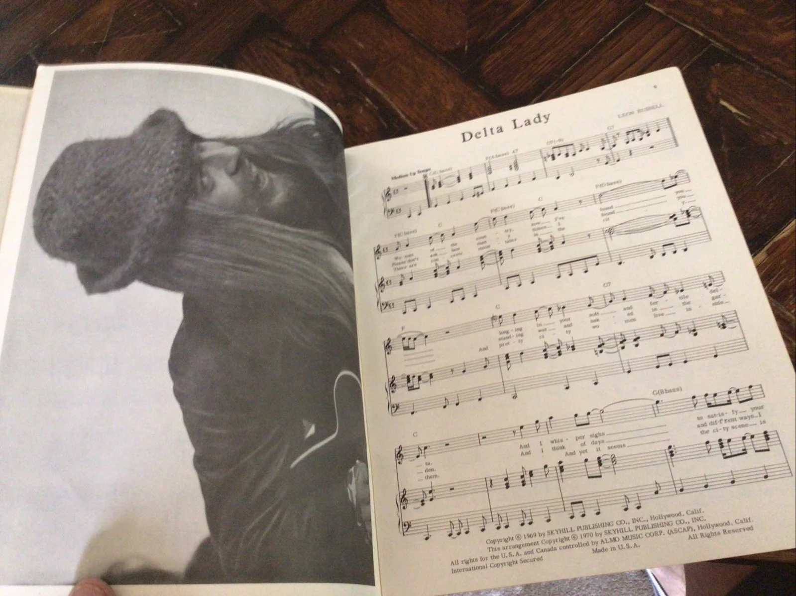 Vintage 1970 musician LEON RUSSELL hand Signed Souvenir illustrated SONGBOOK bio, изображение 5