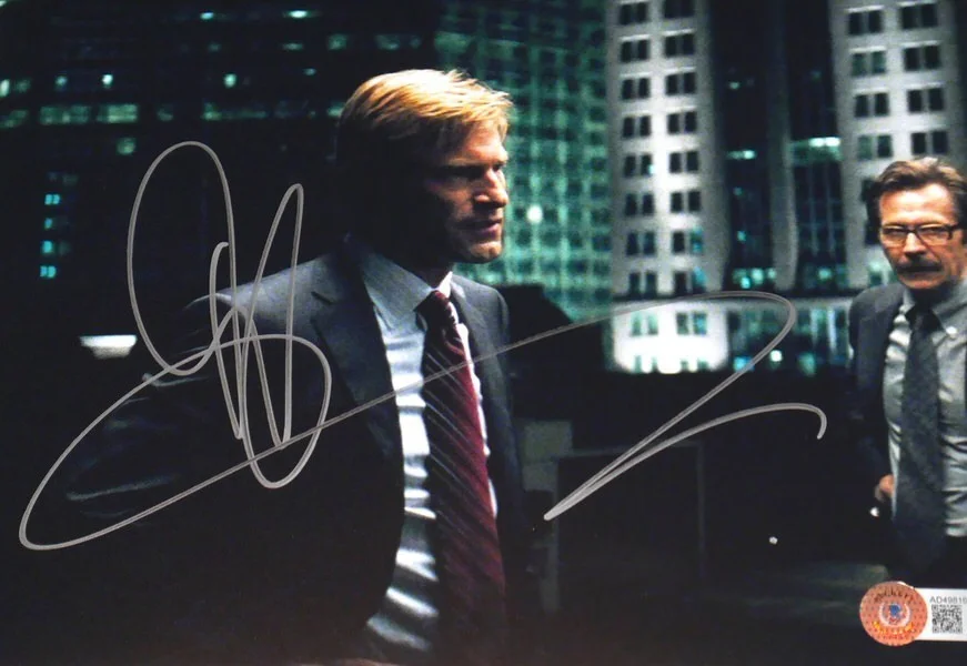 Aaron Eckhart — AARON ECKHART SIGNED HARVEY DENT "THE DARK KNIGHT" 8 x 10 PHOTO BECKETT HOLOGRAM, image 2