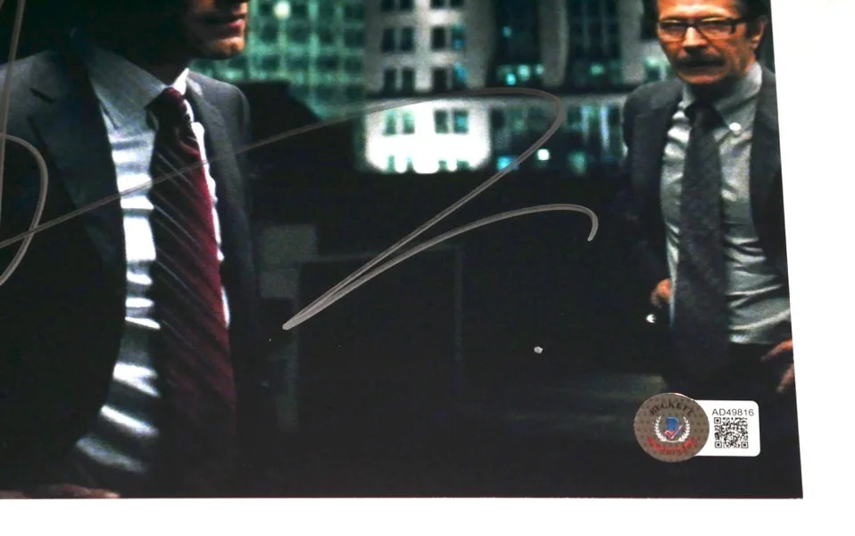 Aaron Eckhart — AARON ECKHART SIGNED HARVEY DENT "THE DARK KNIGHT" 8 x 10 PHOTO BECKETT HOLOGRAM, image 3