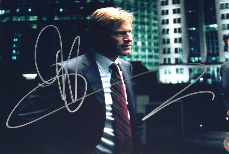 Aaron Eckhart — AARON ECKHART SIGNED HARVEY DENT "THE DARK KNIGHT" 8 x 10 PHOTO BECKETT HOLOGRAM, image 4