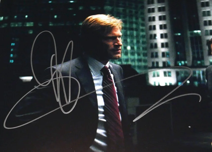 Aaron Eckhart — AARON ECKHART SIGNED HARVEY DENT "THE DARK KNIGHT" 8 x 10 PHOTO BECKETT HOLOGRAM, image 5
