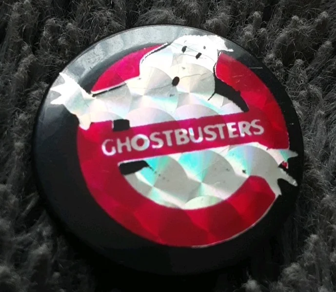 VINTAGE IRIDESCENT 25MM GHOSTBUSTERS BUTTON BADGE RARE!!, image 2
