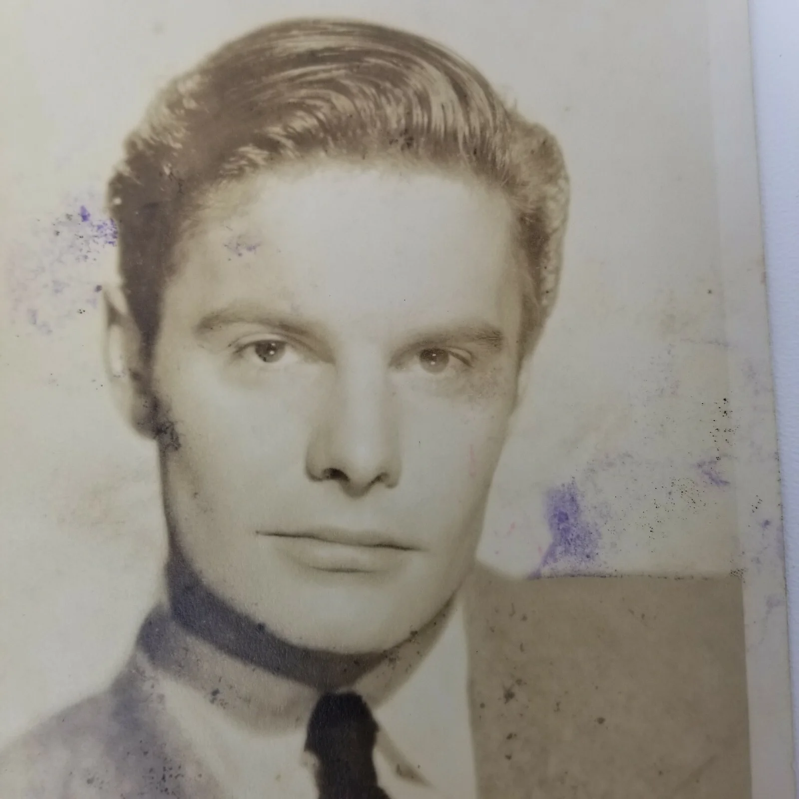 Louis Jourdan — Louis Jourdan Vintage Damaged Signed Sepia Photo, изображение 2