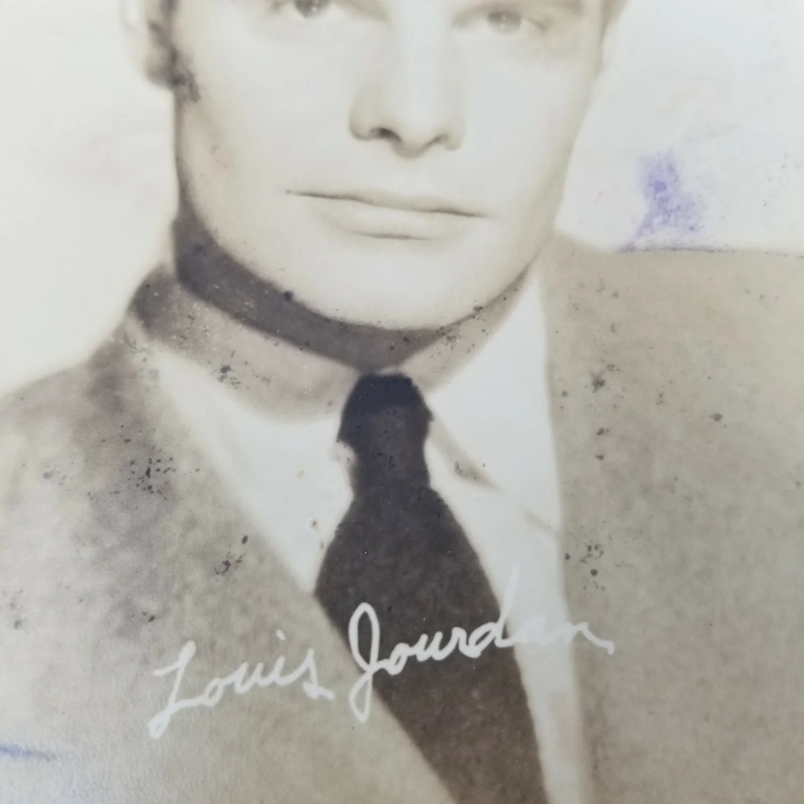 Louis Jourdan — Louis Jourdan Vintage Damaged Signed Sepia Photo, изображение 3