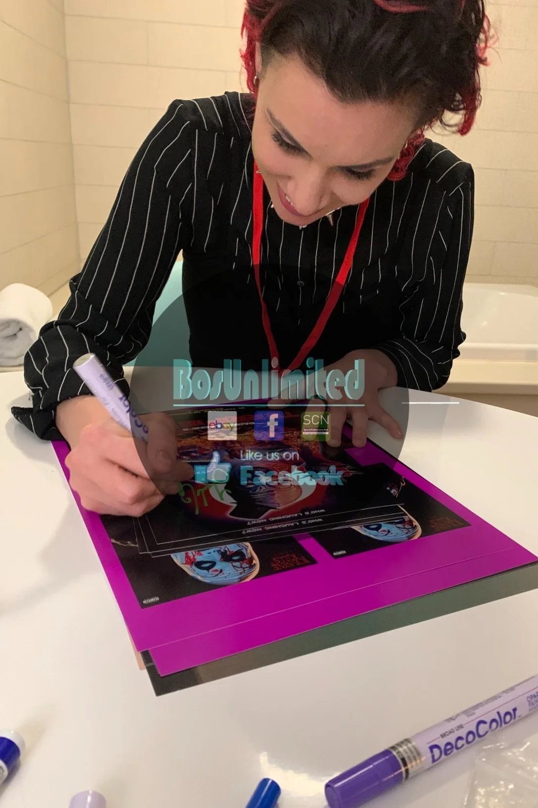 Leah Voysey — Leah Voysey signed Terrifier 2 Clown Cafe Host 8x10 Photo EXACT PROOF E, изображение 3