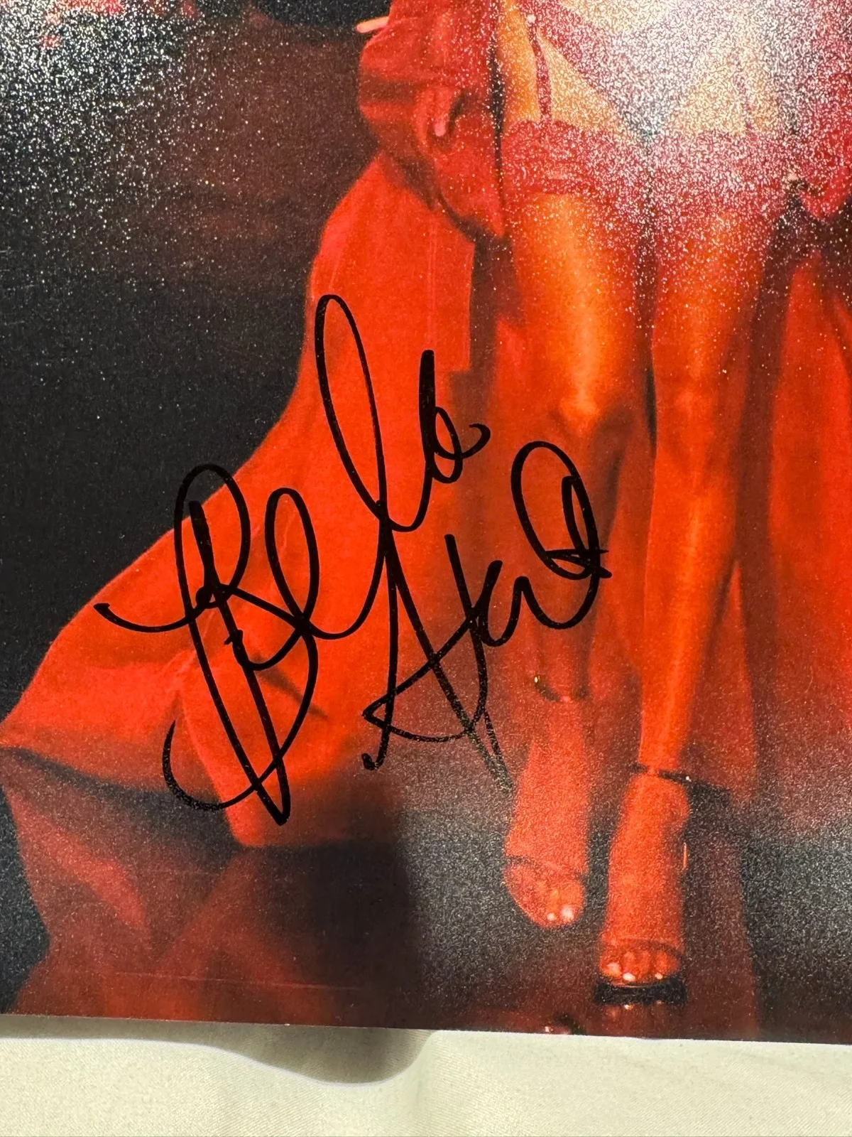 BELLA HADID SIGNED 11X14 PHOTO SUPERMODEL SEXY BEAUTIFUL AUTO BECKETT BAS COA, изображение 2