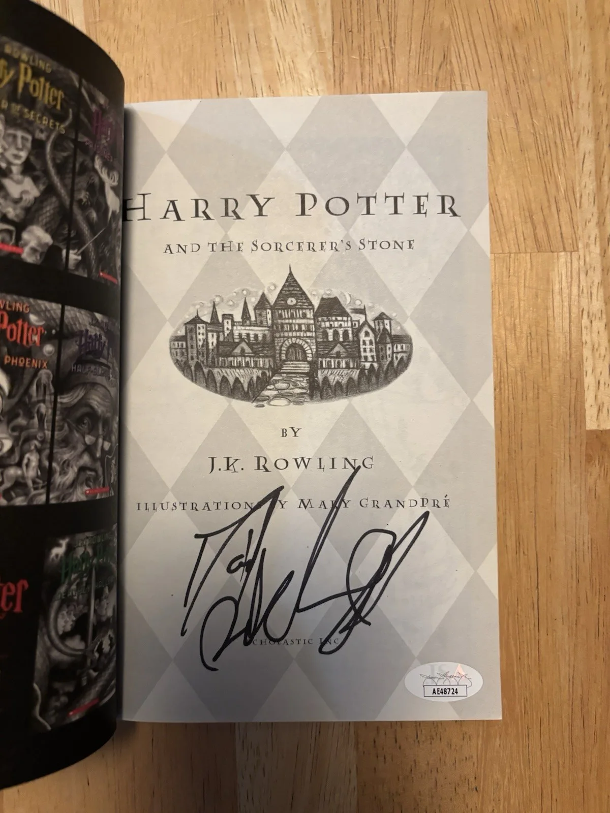 Daniel Radcliffe — Daniel Radcliffe Signed Autographed Harry Potter Sorcerer's Stone Book. JSA Coa, image 2