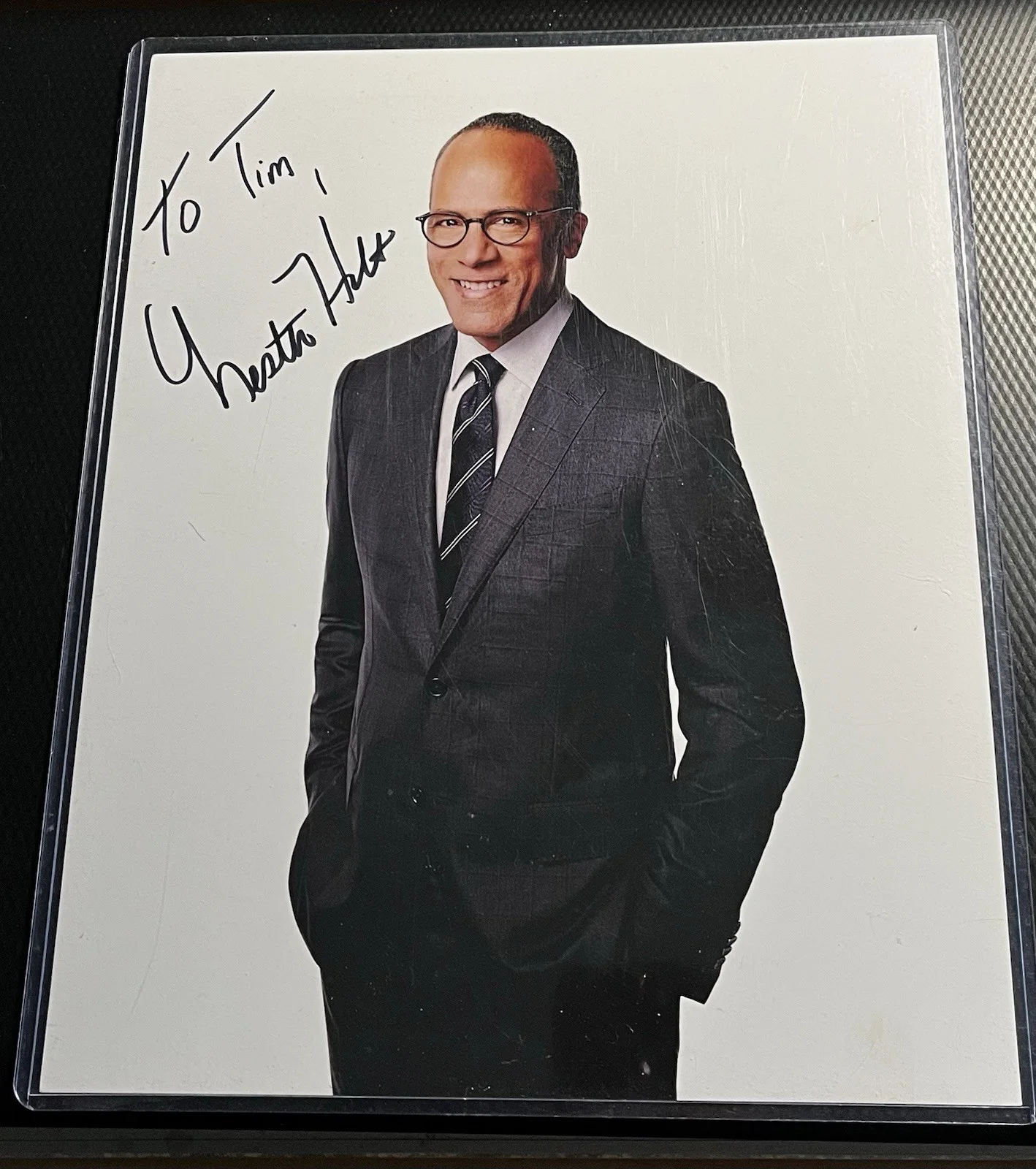 Lester Holt — Lester Holt Dateline NBC, News Anchor Signed 8x10 Photograph w/ Top Loader & COA, изображение 3