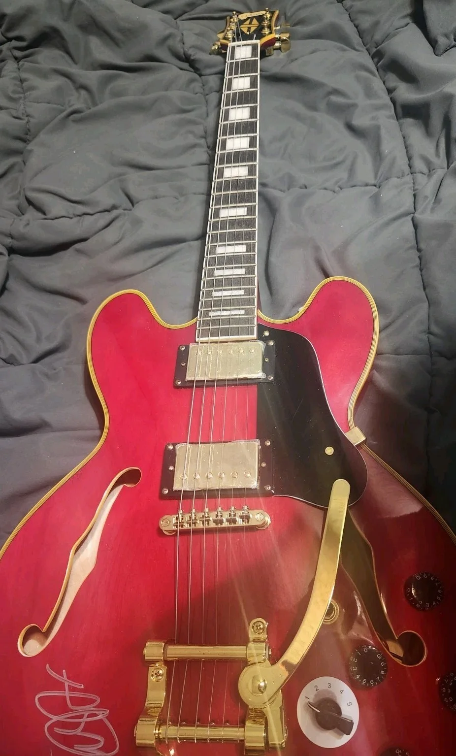 MICHAEL J FOX — MICHAEL J FOX SIGNED AUTO FULL SIZE BACK TO THE FUTURE GUITAR BECKETT BAS, image 2