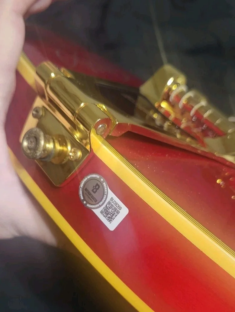 MICHAEL J FOX — MICHAEL J FOX SIGNED AUTO FULL SIZE BACK TO THE FUTURE GUITAR BECKETT BAS, image 3