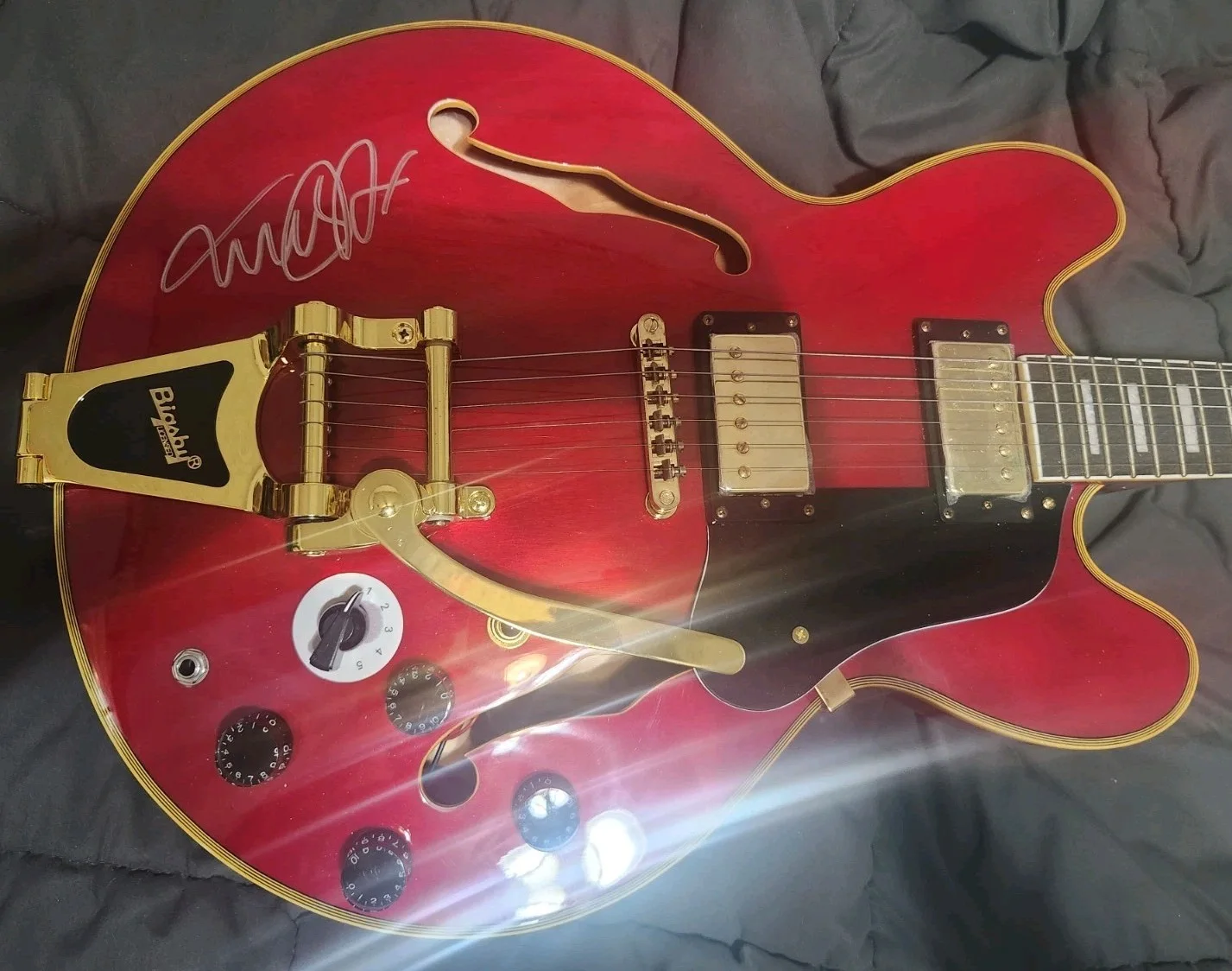 MICHAEL J FOX — MICHAEL J FOX SIGNED AUTO FULL SIZE BACK TO THE FUTURE GUITAR BECKETT BAS, image 5