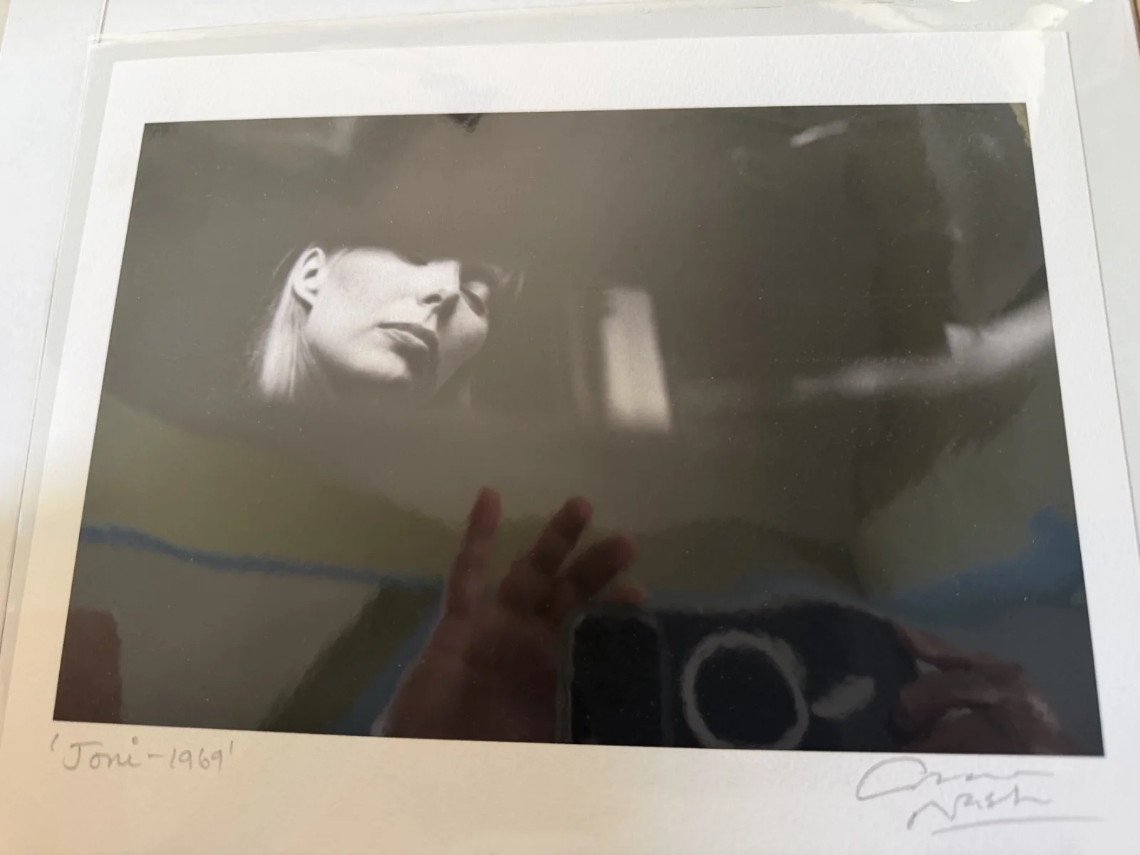 Joni Mitchell photo by Graham Nash in 1969 signed in pencil by Graham Nash COA, изображение 3