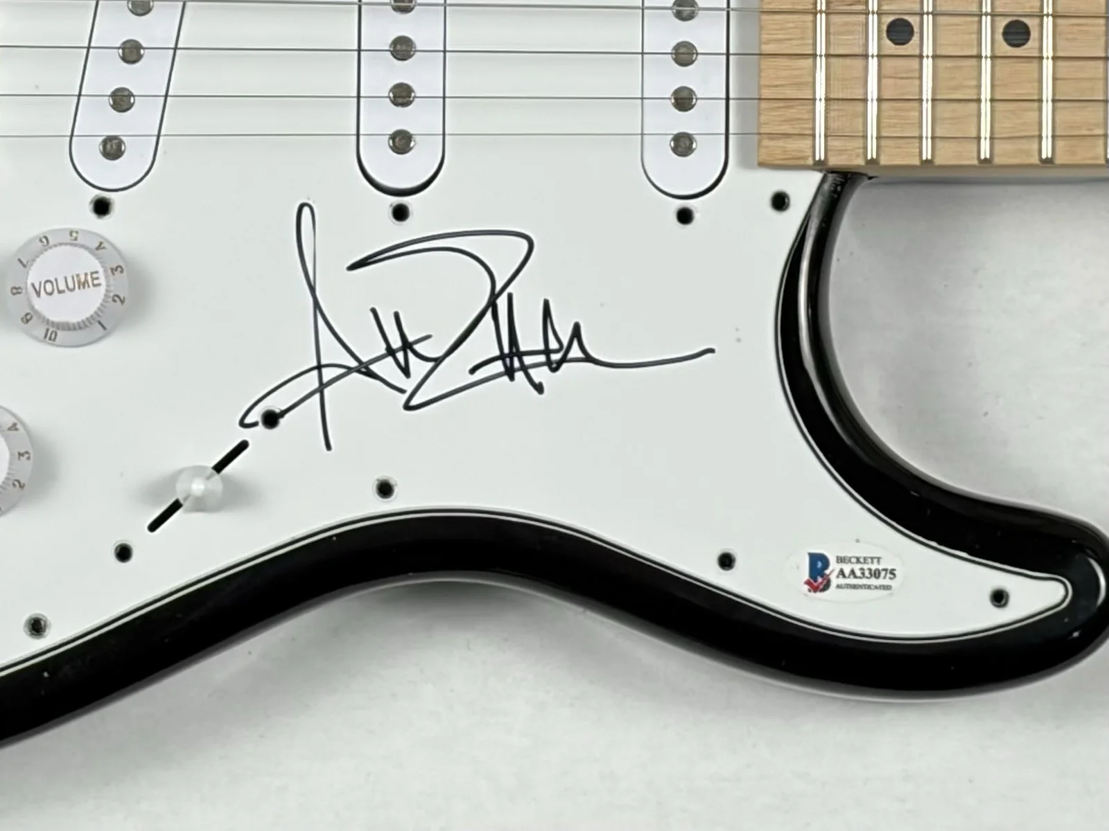 Avril Lavigne Signed Autograph Electric Guitar Under My Skin Let Go Beckett COA, изображение 3