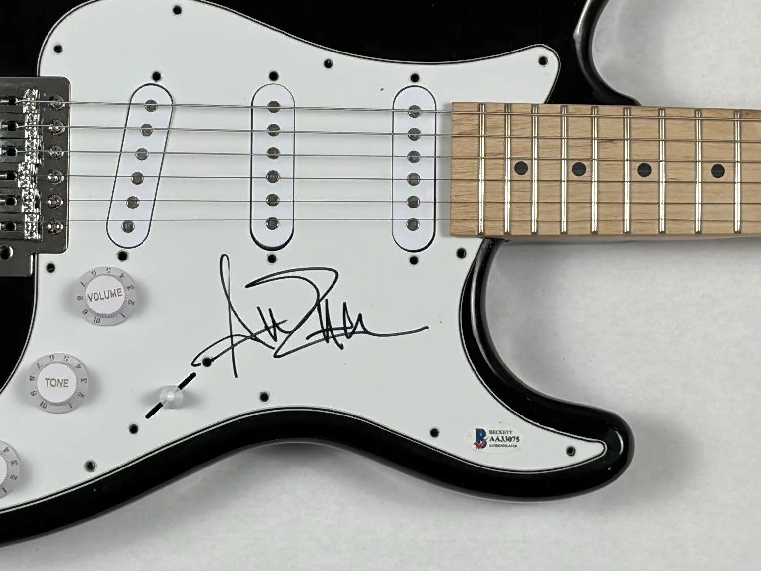 Avril Lavigne Signed Autograph Electric Guitar Under My Skin Let Go Beckett COA, изображение 4