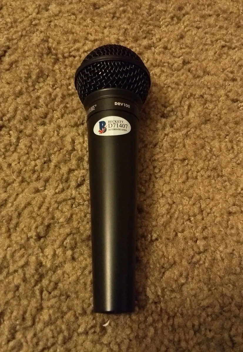 CYNDI LAUPER Signed MICROPHONE BECKETT CERTIFIED D71407 COA, image 2