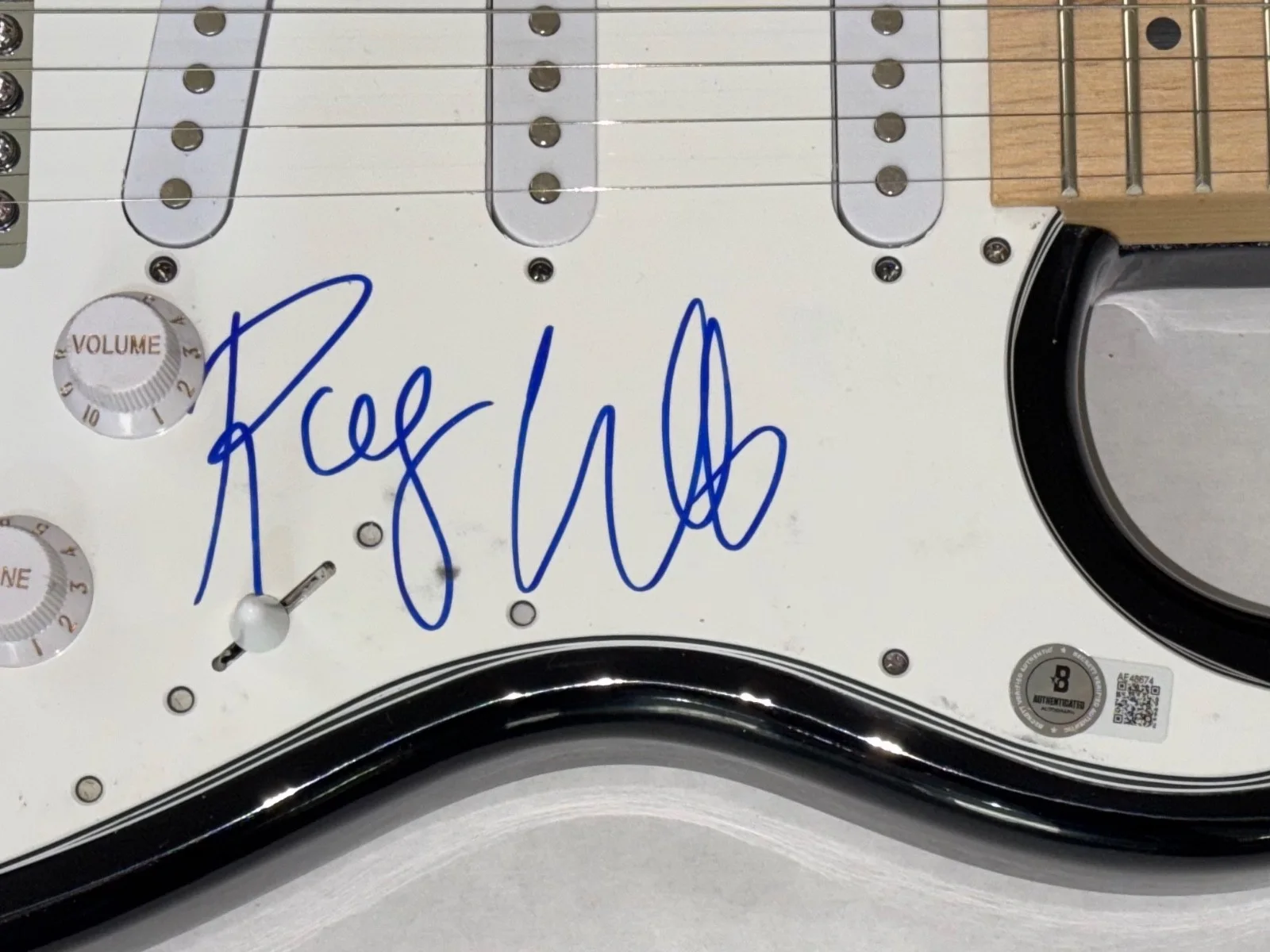 Roger Waters Pink Floyd Signed Autograph Electric Guitar The Wall Beckett COA, изображение 4