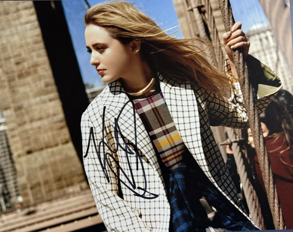 Kathryn Newton — KATHRYN NEWTON SIGNED 8x10 PHOTO BEAUTIFUL ACTRESS AUTOGRAPH AUTHENTIC COA