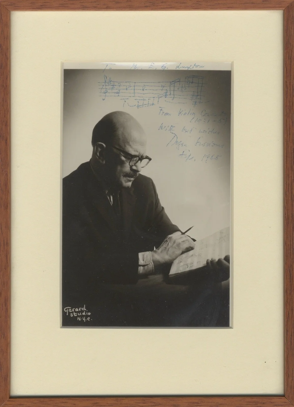 Roger SESSIONS / Photograph of the composer manuscript in hand Signed, image 2