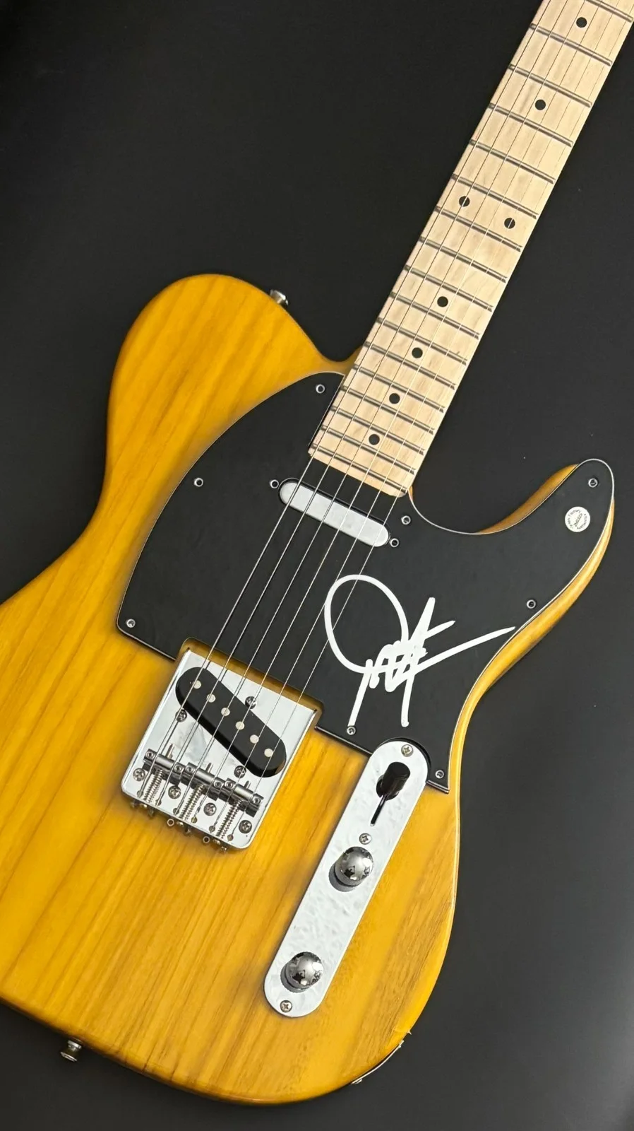 GFA Country Legend * DWIGHT YOAKAM * Signed Electric Guitar PROOF COA, изображение 2