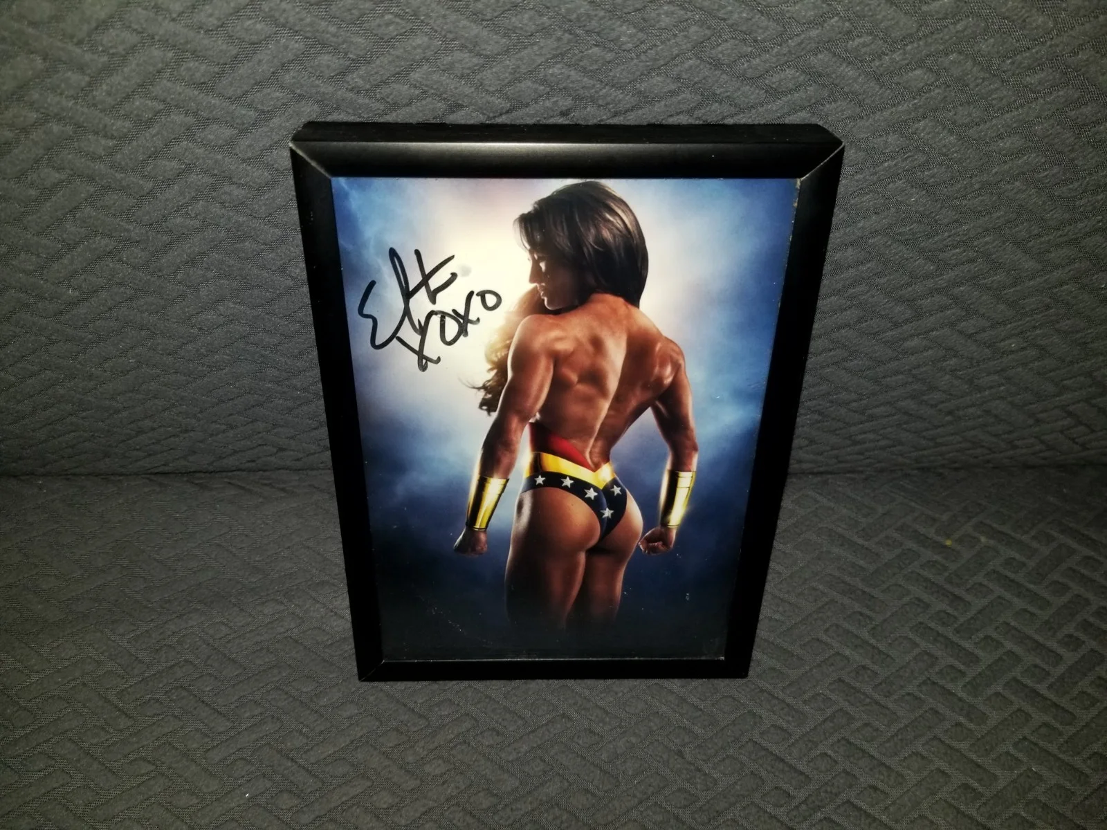 Erin Stern dressed as Wonder Woman 5x7 Autographed pro Body Builder Photograph, изображение 2