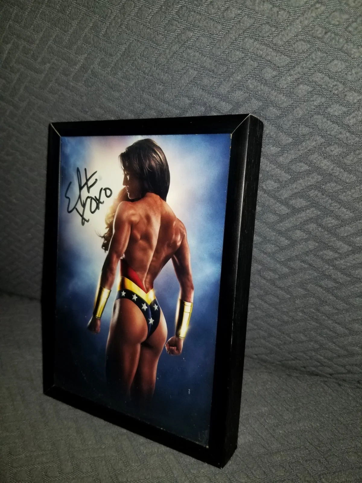 Erin Stern dressed as Wonder Woman 5x7 Autographed pro Body Builder Photograph, изображение 3
