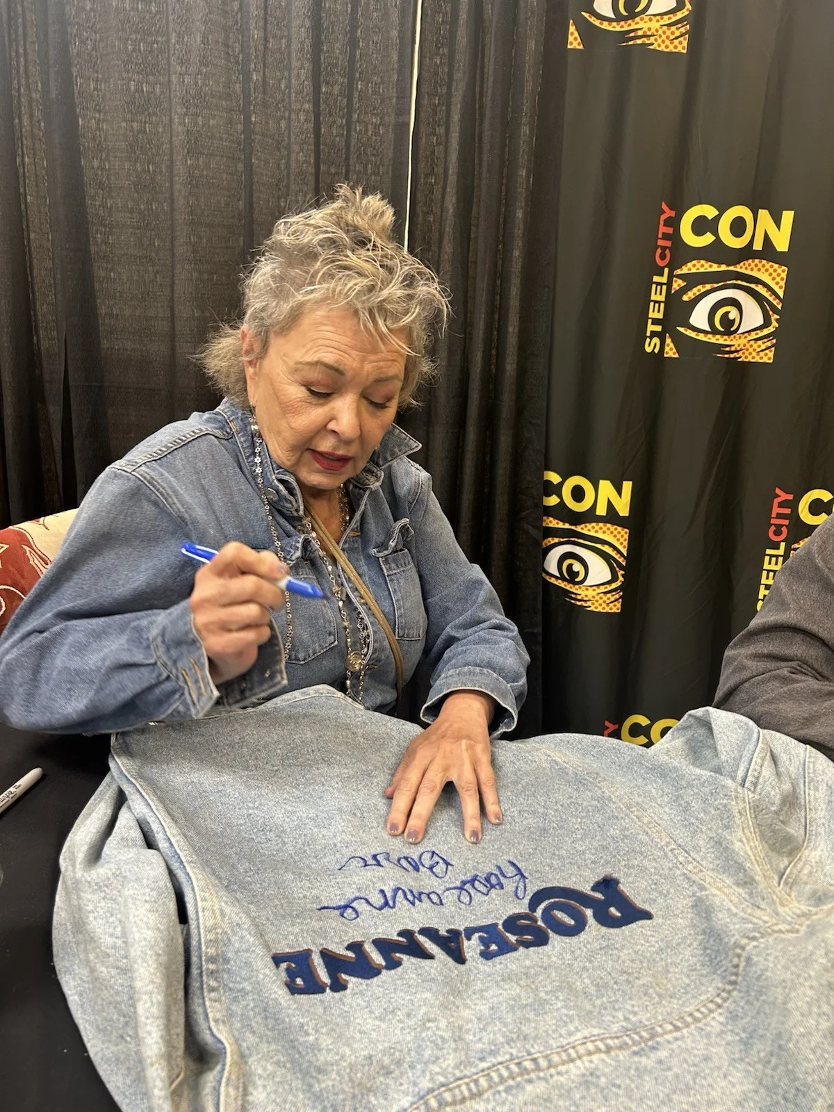 ULTRA RARE Roseanne Barr Signed Vintage Cast Crew Denim Jacket + Original Script, image 3