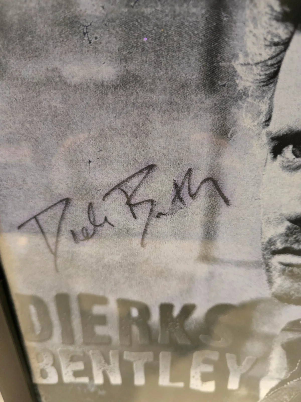 SIGNED DIERKS BENTLEY TEE. FRAMED AND SHOW SIGNED, image 2