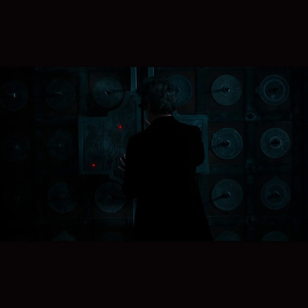 Doctor Who (2017) Original Missy’s Vault Door Disc Prop with Gallifreyan Design, изображение 5