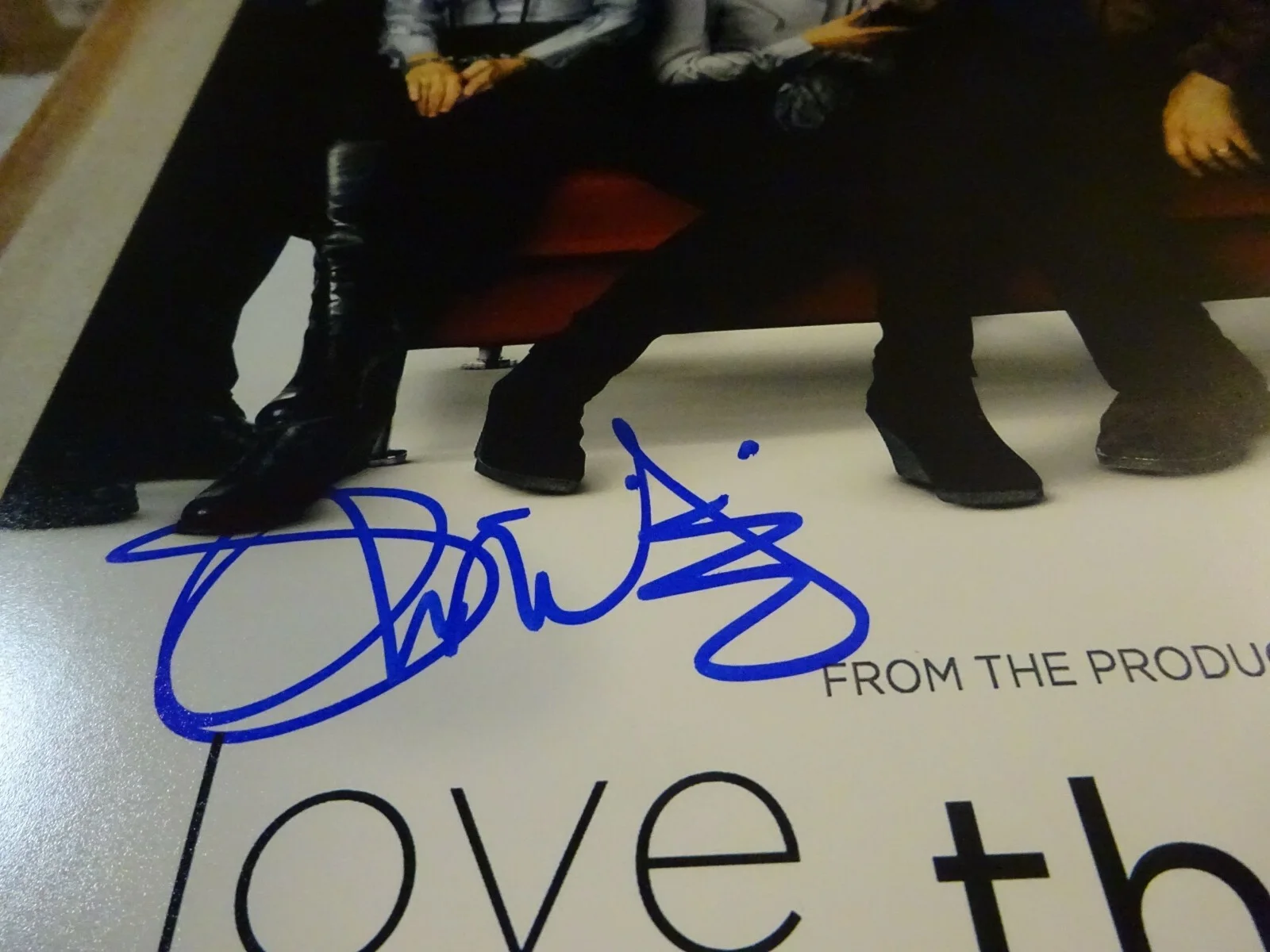 Olivia Wilde, Jake Lacy — Signed LACY & WILDE Autographed LOVE THE COOPERS 12"x18" Photo BECKETT BAS COA, изображение 4