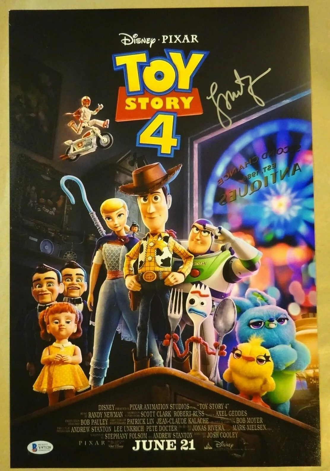 Laurie Metcalf — Signed LAURIE METCALF Autographed TOY STORY 4 12"x18" Photo BECKETT BAS COA, изображение 2
