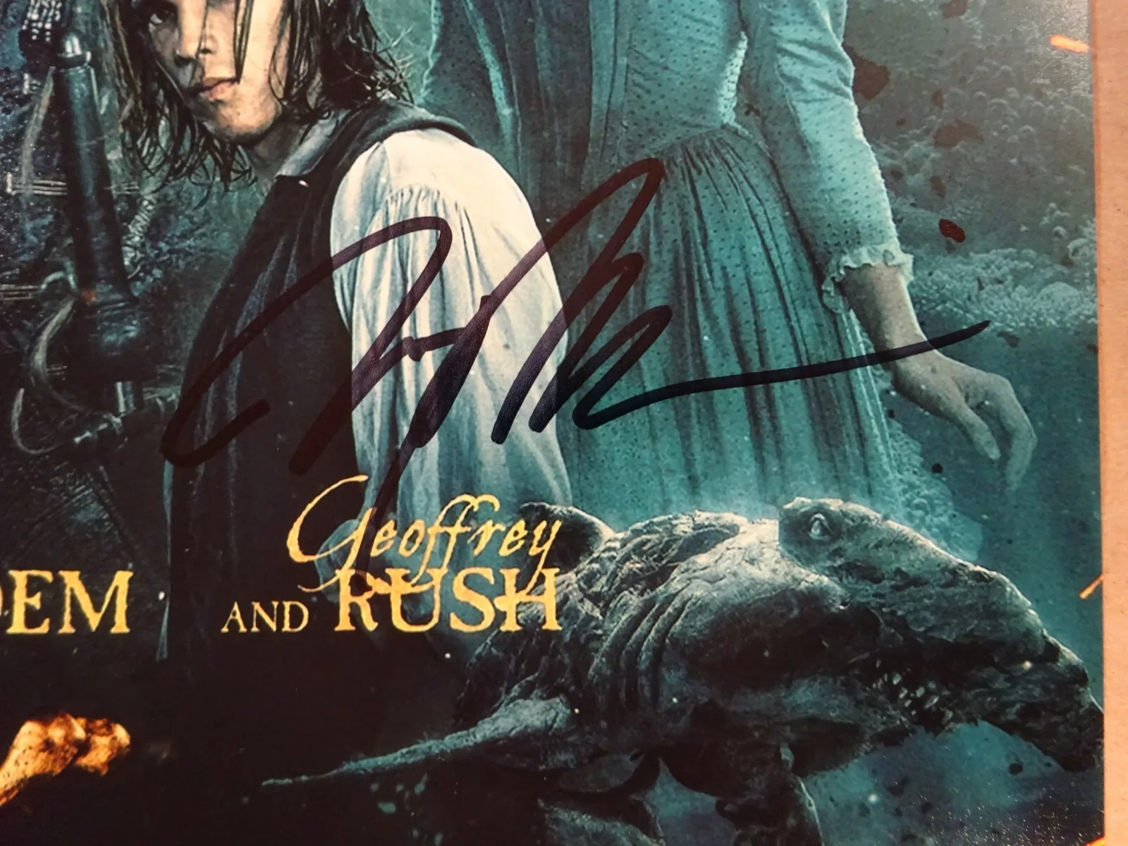 Brenton Thwaites — Signed BRENTON THWAITES PIRATES OF THE CARIBBEAN 12"x18" Photo BECKETT BAS COA, изображение 3